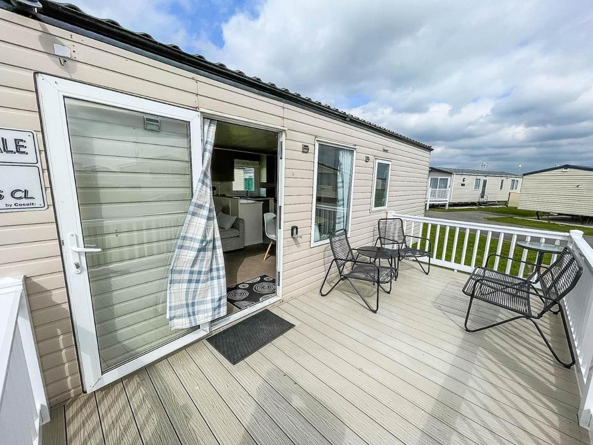 Hotel Caravan With Decking At Martello Beach Nearby Clacton-On-Sea Ref 29017Kv Zewnętrze zdjęcie