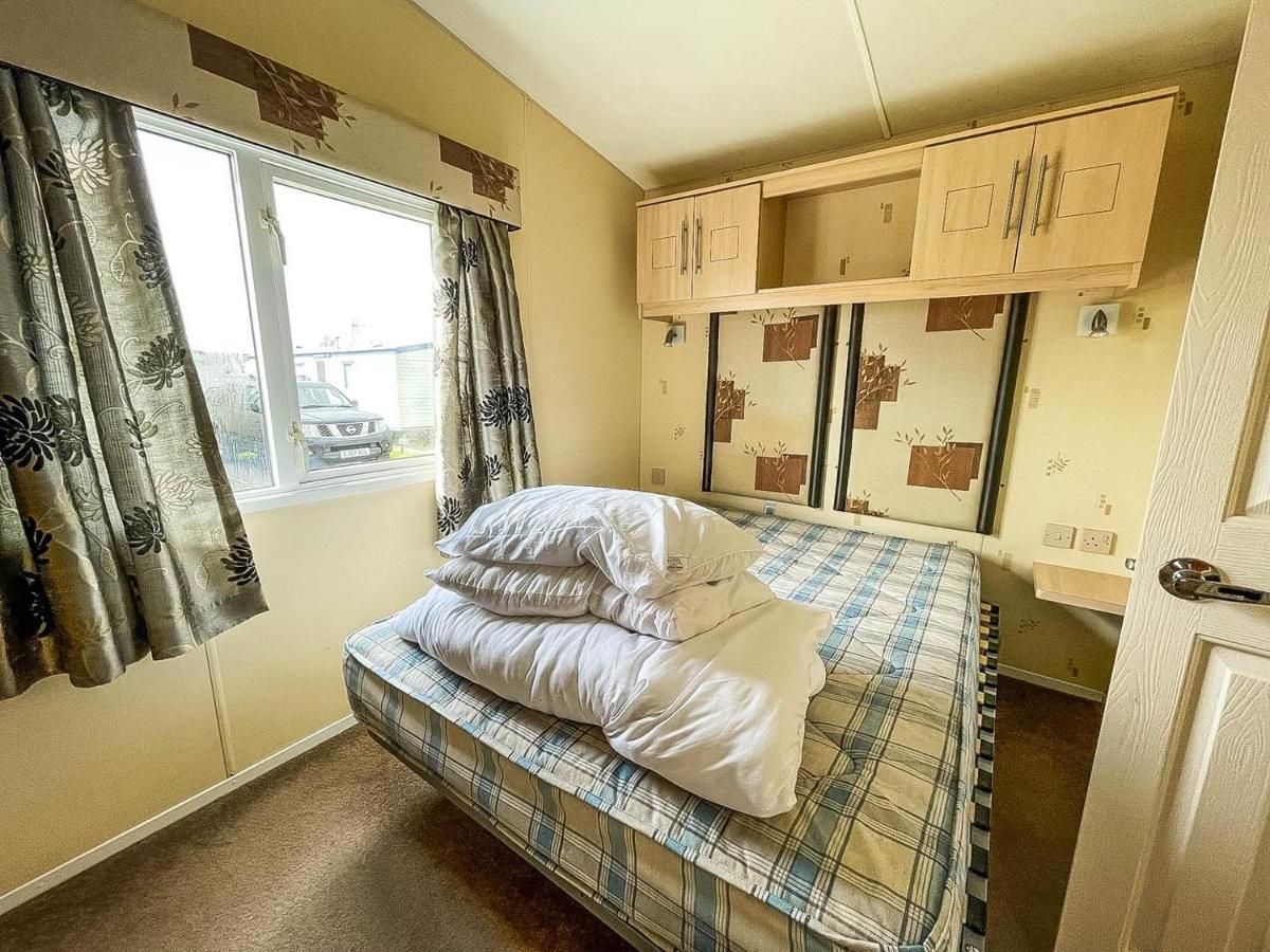 Hotel Caravan With Decking At Martello Beach Nearby Clacton-On-Sea Ref 29017Kv Zewnętrze zdjęcie