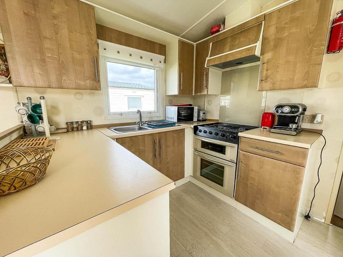 Hotel Caravan With Decking At Martello Beach Nearby Clacton-On-Sea Ref 29017Kv Zewnętrze zdjęcie