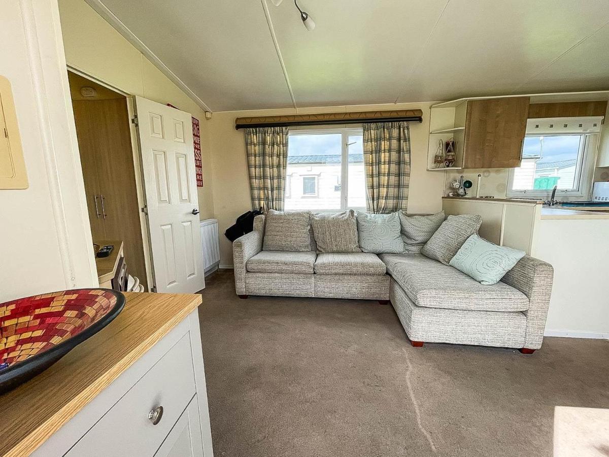 Hotel Caravan With Decking At Martello Beach Nearby Clacton-On-Sea Ref 29017Kv Zewnętrze zdjęcie