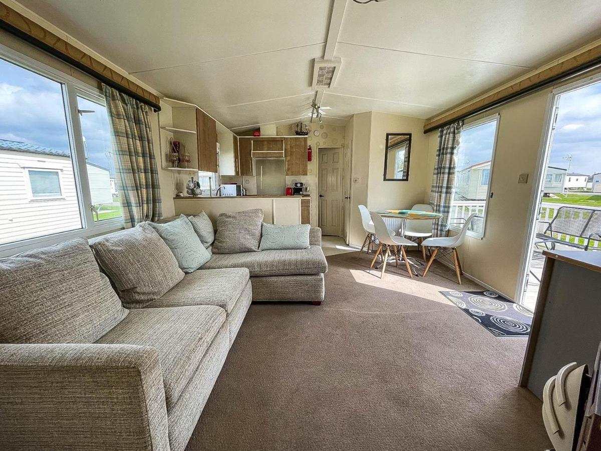 Hotel Caravan With Decking At Martello Beach Nearby Clacton-On-Sea Ref 29017Kv Zewnętrze zdjęcie